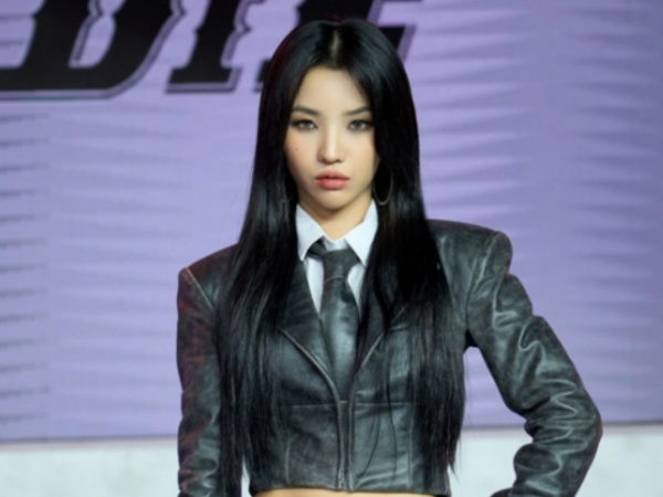(G)I-DLEチョン・ソヨン、オーラを振りまく“身長157cm”の小さな金髪妖精姿で夜のソウルに降臨【PHOTO】