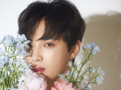 THE BOYZチュ・ハンニョン、“貴公子”に変身…花も嫉妬するビジュアル【PHOTO】
