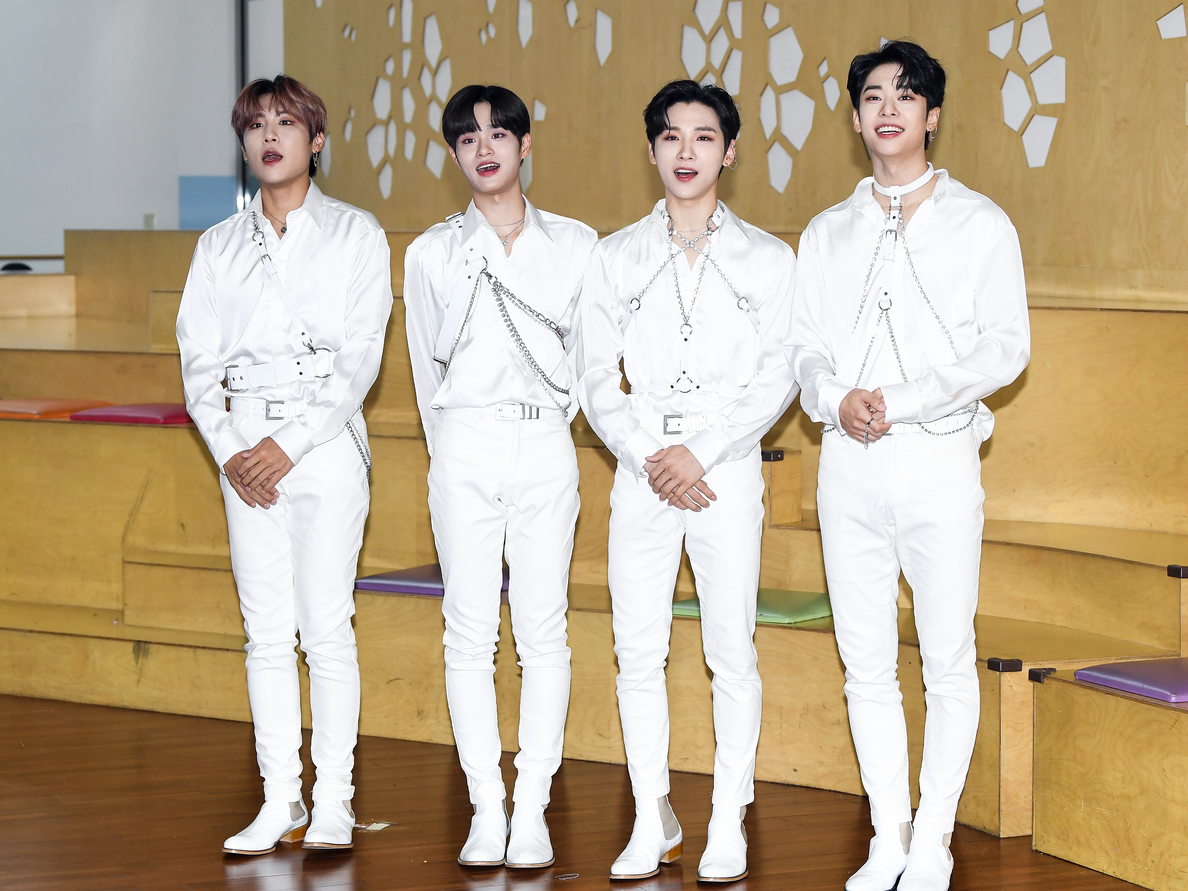 Wanna One出身メンバー所属のAB6IX、オールブラックで“カリスマ性”あふれる姿を披露