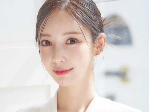 新婚ほやほや！『女神降臨』の美しすぎる作者、タイトワンピから“真っ白美背中”があらわに…【PHOTO】