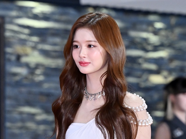 「まるでTWICEサナ+ツウィ」NMIXXソリュン、“ムスッとした表情”も可愛すぎると話題【PHOTO】
