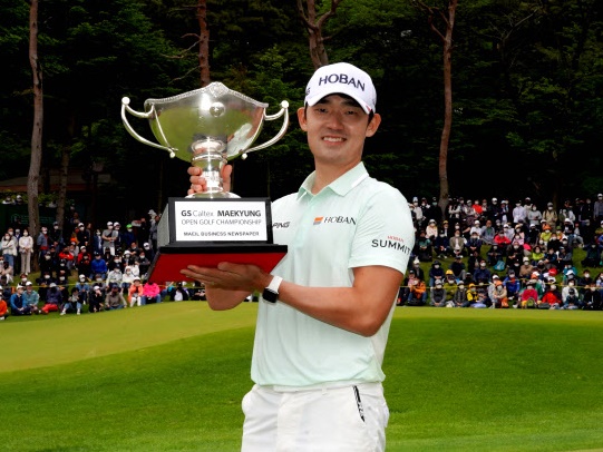 “ギャラリーに中指”で物議の韓国人ゴルファー、有観客大会で久しぶりの優勝「温かい応援感じた」
