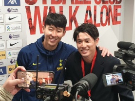 【独占写真】内田篤人とソン・フンミンがアンフィールドで“再会”！笑顔で握手＆記念撮影も