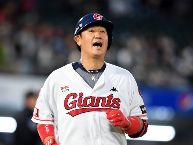 元ソフトバンクの40歳イ・デホ、引退ツアーの日程が正式発表！初戦では「壺」が記念にプレゼント