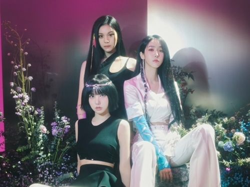 GFRIEND出身メンバー3人のVIVIZ、アメリカ進出は大成功！米ビルボードTOP5に