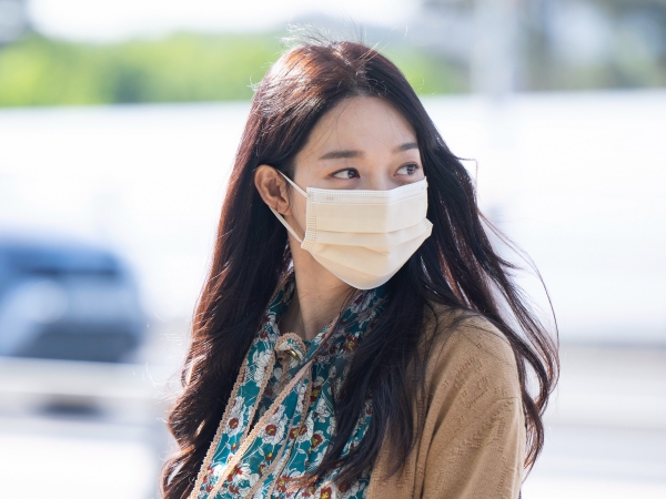 Netflix『私たちのブルース』女優シン・ミナ、本日イタリアへ出国。“圧倒的オーラ”に惚れ惚れ【空港ファッション】