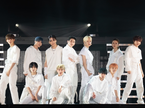 【画像6枚】INI、“オールホワイト”の衣装で爽やかな魅力を発揮！「KCON」2日目のビジュアル公開