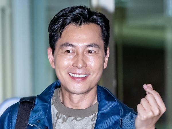 チョン・ウソン、カンヌ国際映画祭に向けてフランスへ出国！【空港ファッション】