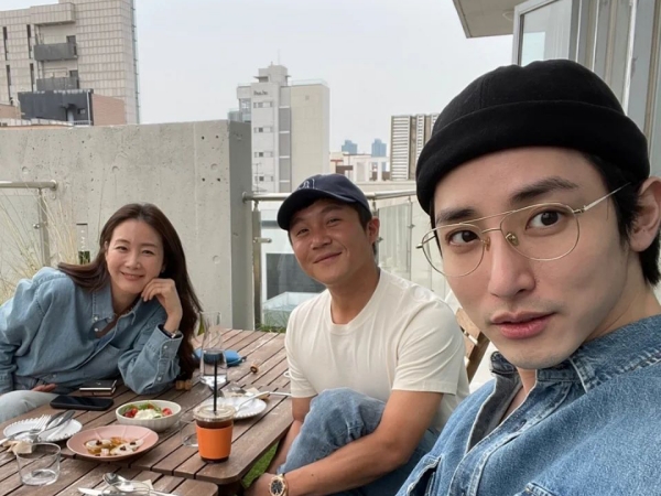 チェ・ジウと仲良しランチ中？ 芸人チョ・セホの“お揃いコーデ”投稿に注目「最高です」【PHOTO】