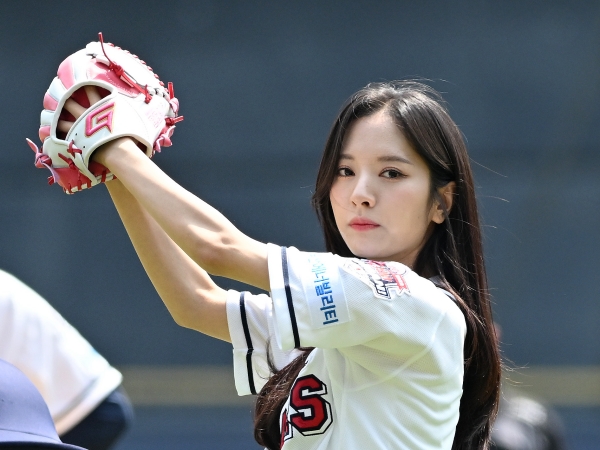 『二十五、二十一』“コ・ユリム役”ボナ、フェンシングウェアを脱いで今度は野球選手に？【独占写真】