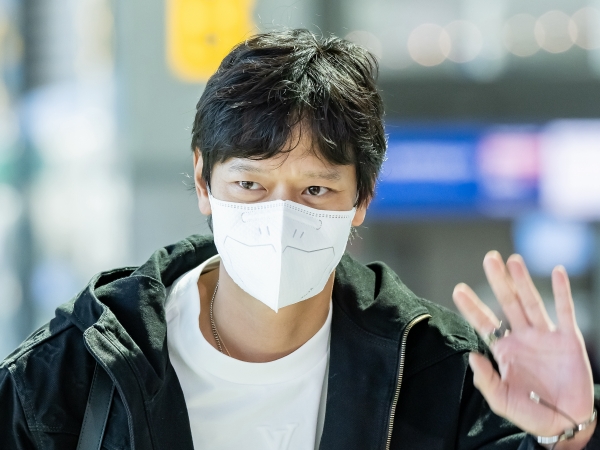 カン・ドンウォン、カンヌ国際映画祭に向けて本日出国！マスクで隠せない“ハンサムビジュアル”【空港ファッション】