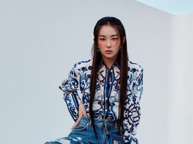 「一重まぶたが魅力的」Red Velvetスルギが高級ブランドを“エキゾチック”に仕上げる