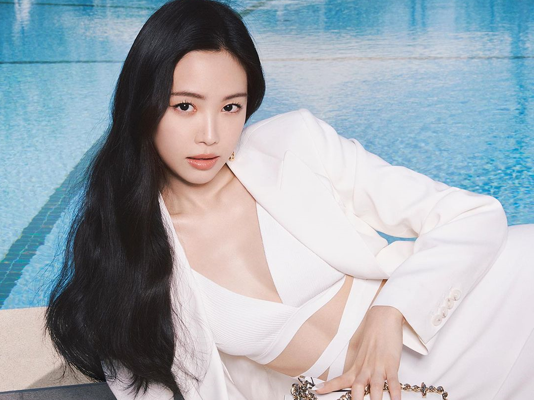 Apink出身の女優ソン・ナウン、プールサイドで魅せた“美スタイル”「コンセプトは現代版女神」【PHOTO】