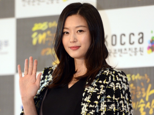 “韓国女優初”の「Burberry」アンバサダーに、『星から来たあなた』チョン・ジヒョンが選ばれた理由【PHOTO】