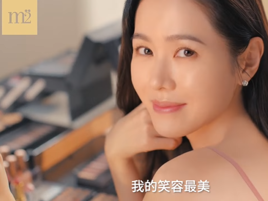 “妊娠説”も出た女優ソン・イェジン、結婚後初の中国CM映像で「彼は私の笑顔が一番美しいと…」