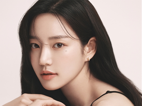 『チャングム』美人女優の娘イ・ユビ、顔寄せ“密着SHOT”のお相手は？【PHOTO】