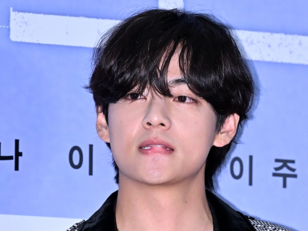 ジェニーとの熱愛説浮上したBTS・V、上半身あらわな姿に…“真夜中の大胆投稿”に反響相次ぐ【PHOTO】