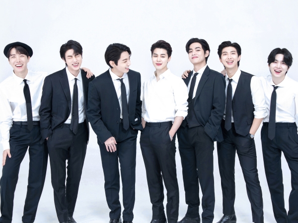 カムバまで残り7日！BTSがデビュー9周年記念“家族写真”を公開「黒髪スーツ少年団」【PHOTO】
