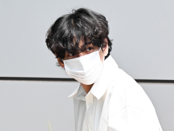BTS（防弾少年団）Vの出勤姿をパパラッチ！“生足美脚”がハーフパンツからチラリ【PHOTO】