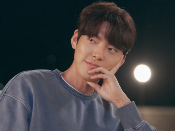 『私たちのブルース』キム・ウビン、恋人シン・ミナもメロメロ？“鍛え上げられた太い腕” を披露【PHOTO】