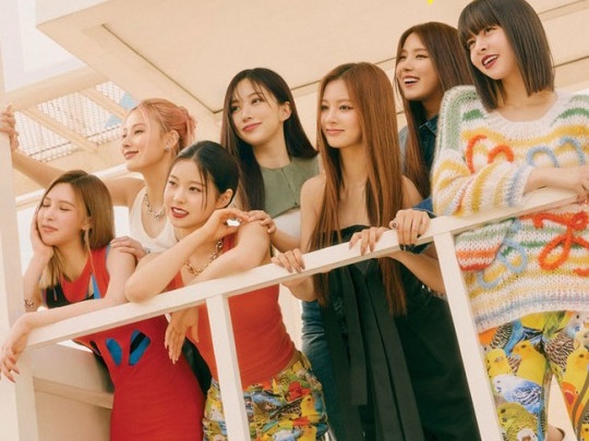 日本のK-POP好き10代が選ぶ“最も注目のアーティスト”1位「NMIXX」、ファッション誌のカバーに