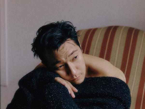 『解放日誌』で一躍有名に！遅咲き俳優ソン・ソック、“大胆肌見せ”でオトコの色香漂わせる【PHOTO】