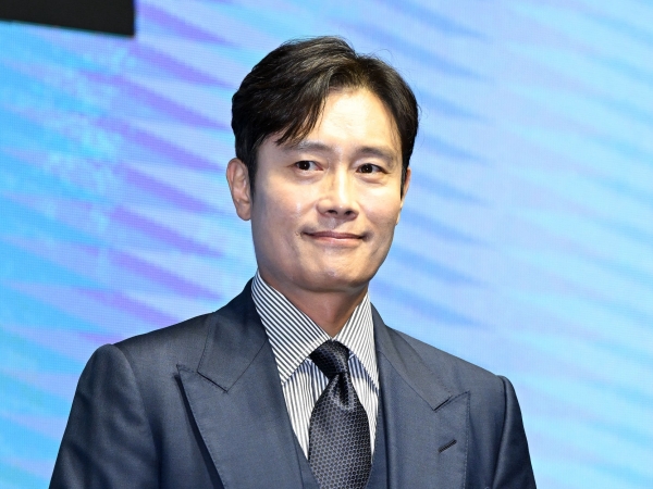 「これぞワールドスター」イ・ビョンホン、ソン・ガンホやキム・ナムギルらと“豪華な集合SHOT”【PHOTO】