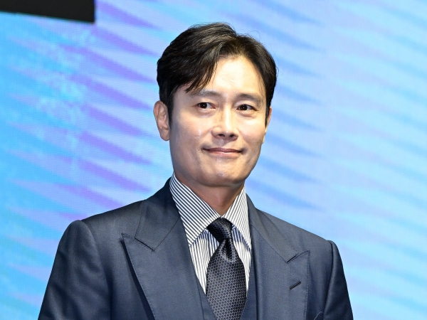 “万博”会場で？第2子の性別が判明のイ・ビョンホン、伝説的フットボーラー&新婚俳優との記念写真【PHOTO】