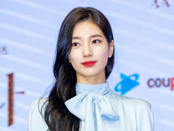 【写真】「大胆すぎる胸元に驚愕したが…」“国民の初恋”ペ・スジ、黒ドレスの全貌に視線集中