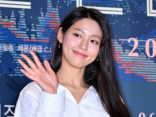 AOAソリョン、真っ赤なノースリワンピで夏をひとりじめ！「スタイル良すぎでは?!」【PHOTO】