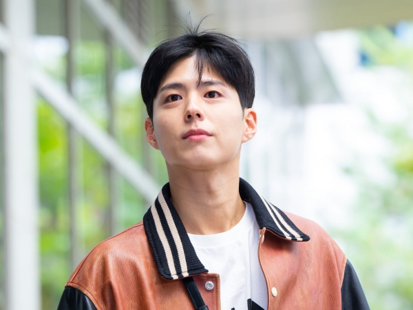 “親友”BTS・Vとパリで合流なるか…パク・ボゴム、ファッションショーに参加するためフランスへ！【空港ファッション】