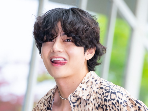 BTS・V、豹柄シャツ×舌ペロ×肩チラ見せで破壊力抜群！チャラめな顔もイイネ【空港ファッション】