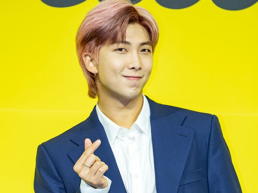 【写真】BTS・RM着用のフーディーは日本の名ブランド！短パン×キャップの少年風やんちゃコーデに注目