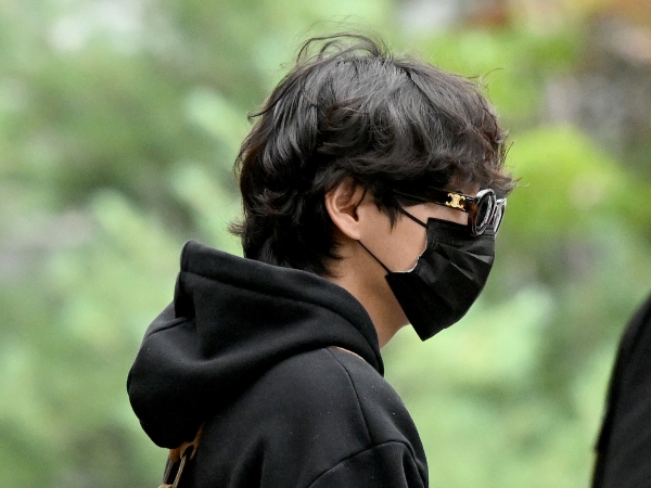 BTS（防弾少年団）V、パーカーにハーフパンツのラフコーデでも隠せない“大物オーラ”【空港ファッション】