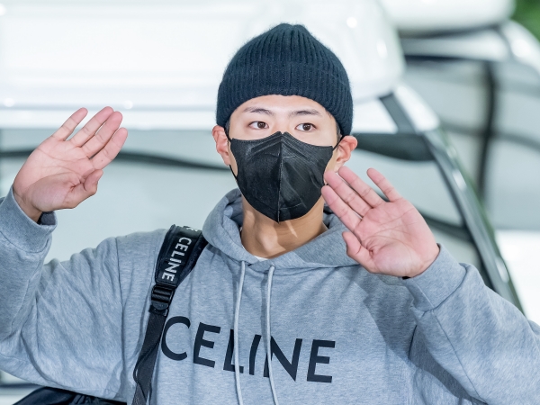 パリから帰国したパク・ボゴム、メディア陣にも“神対応”！ハートポーズからお辞儀まで…【空港ファッション】