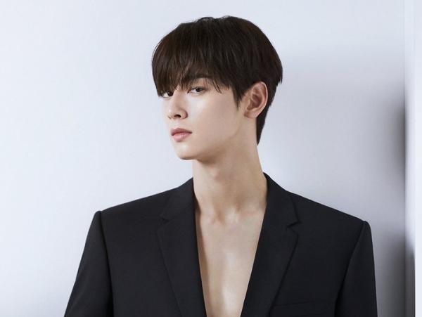 “顔天才”ASTROチャ・ウヌ、“素肌スーツ”に毛穴が見えそうなドアップ写真…殻を破った姿に注目【PHOTO】