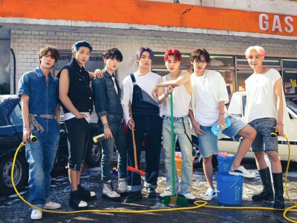 BTSの“わちゃわちゃ”に癒されるファン続出！JINが涙目の理由とは「お願いだから一人で撮らせて…」【PHOTO】