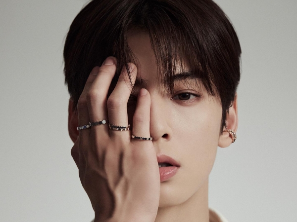 ASTRO“顔天才”チャ・ウヌ、“素肌スーツ”で魅せた 絶妙な色香。たくましい身体にも注目【PHOTO】