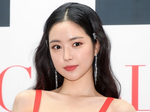 「露出部分の方が多め？」アイドル出身ソン・ナウン、斬新な衣装で大胆に“肌見せ”！【PHOTO】