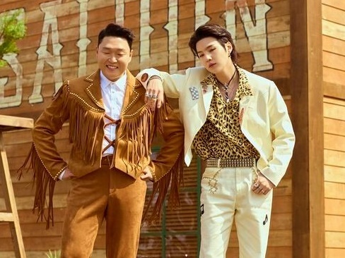 BTS・SUGAが『江南スタイル』歌手PSYの「びしょぬれショー」に突然登場！コラボ曲パフォ披露