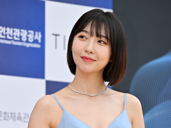 『ウ・ヨンウ』女優チュ・ヒョニョン、シャワーガウンから太もも“チラリ”「バブみはどこへ!?」【PHOTO】