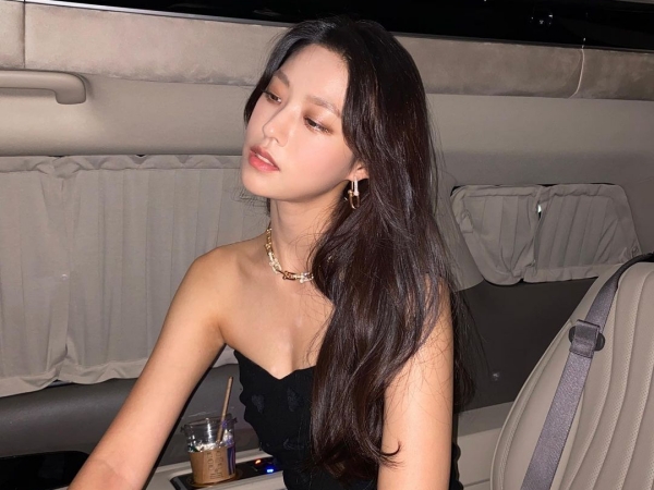 AOAソリョン、ゴージャスなデコルテにうっとり…あの女優との“豪華ツーショット”も「眩しくて見えない」【PHOTO】