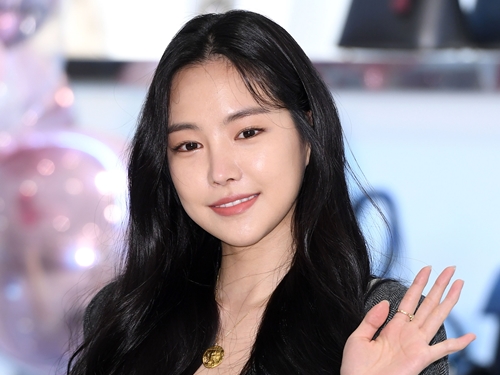 「別次元すぎる」Apink出身ソン・ナウン、スポーティーなファッションで見せた“最強ボディ”【PHOTO】