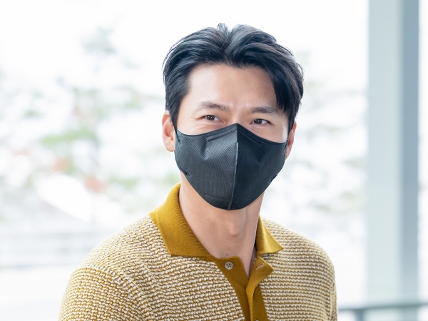 パパになる俳優ヒョンビンの幸せそうな笑顔！粋な着こなしで空港もランウェイに【独占写真13枚】