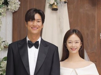 韓国女優が眩しいウェディングドレス姿を突如公開！“187cm”スタイル抜群ナ・イヌとお似合い【PHOTO】