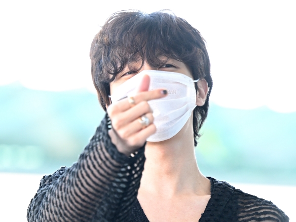 “すっぴん”でもオーラ爆発！BTS・J-HOPE、シースルーコーデで見せた“オトコの色香”【独占写真19枚】