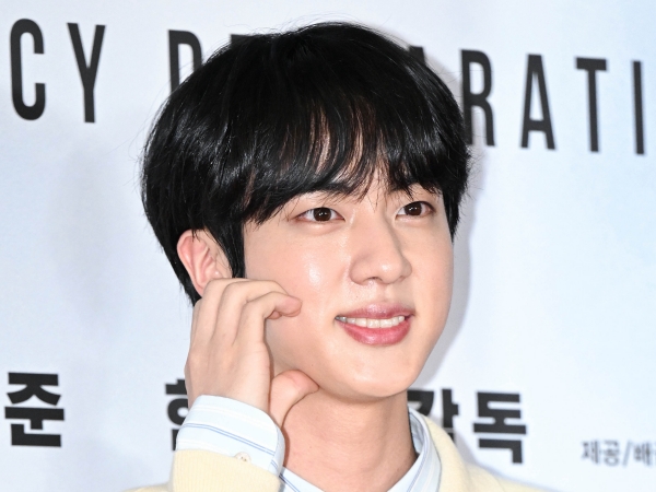 BTS・JINが映画『非常宣言』VIP試写会に登場！“王子様スマイル”でファンのハートを鷲掴み【独占写真15枚】