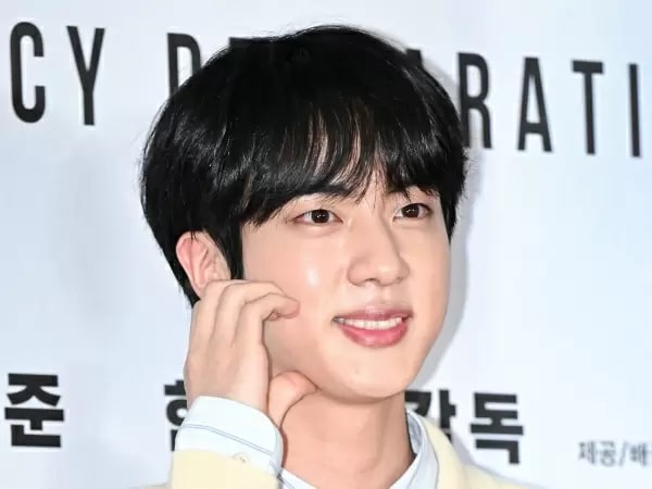 BTS・JIN、本日（11日）入隊のRM＆Vとスリーショット公開「元気でいってらっしゃい」【PHOTO】
