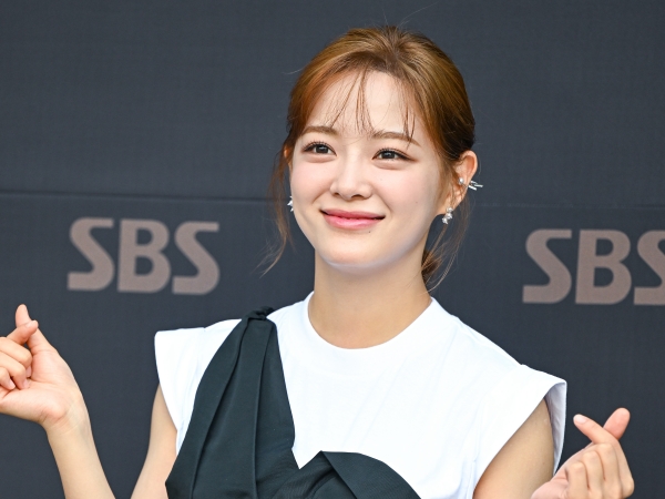 “濃厚キス”シーンが反響呼んだ『社内お見合い』キム・セジョンの“彼女風SHOT”「ドキドキ止まらん」【PHOTO】