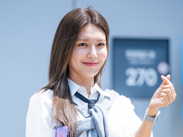少女時代スヨン、“公開恋愛”中の俳優チョン・ギョンホとカフェデート？「幸せそうな笑顔」【PHOTO】